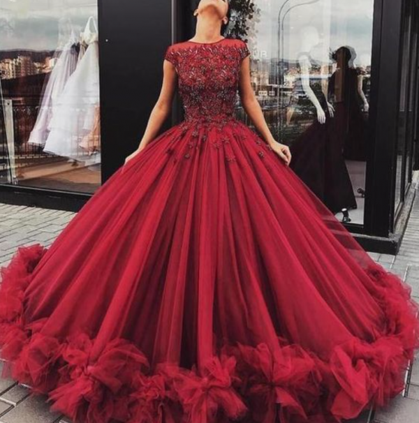 Gaun Ball Gown berwarna burgundy